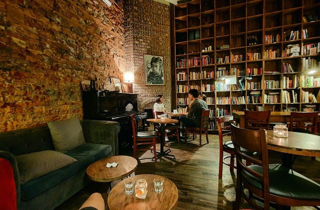 Không gian cafe sách và cafe làm việc rất hợp với những chiếc sofa cafe