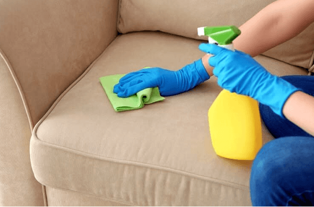 Làm sạch sofa da thật với hóa chất tẩy rửa