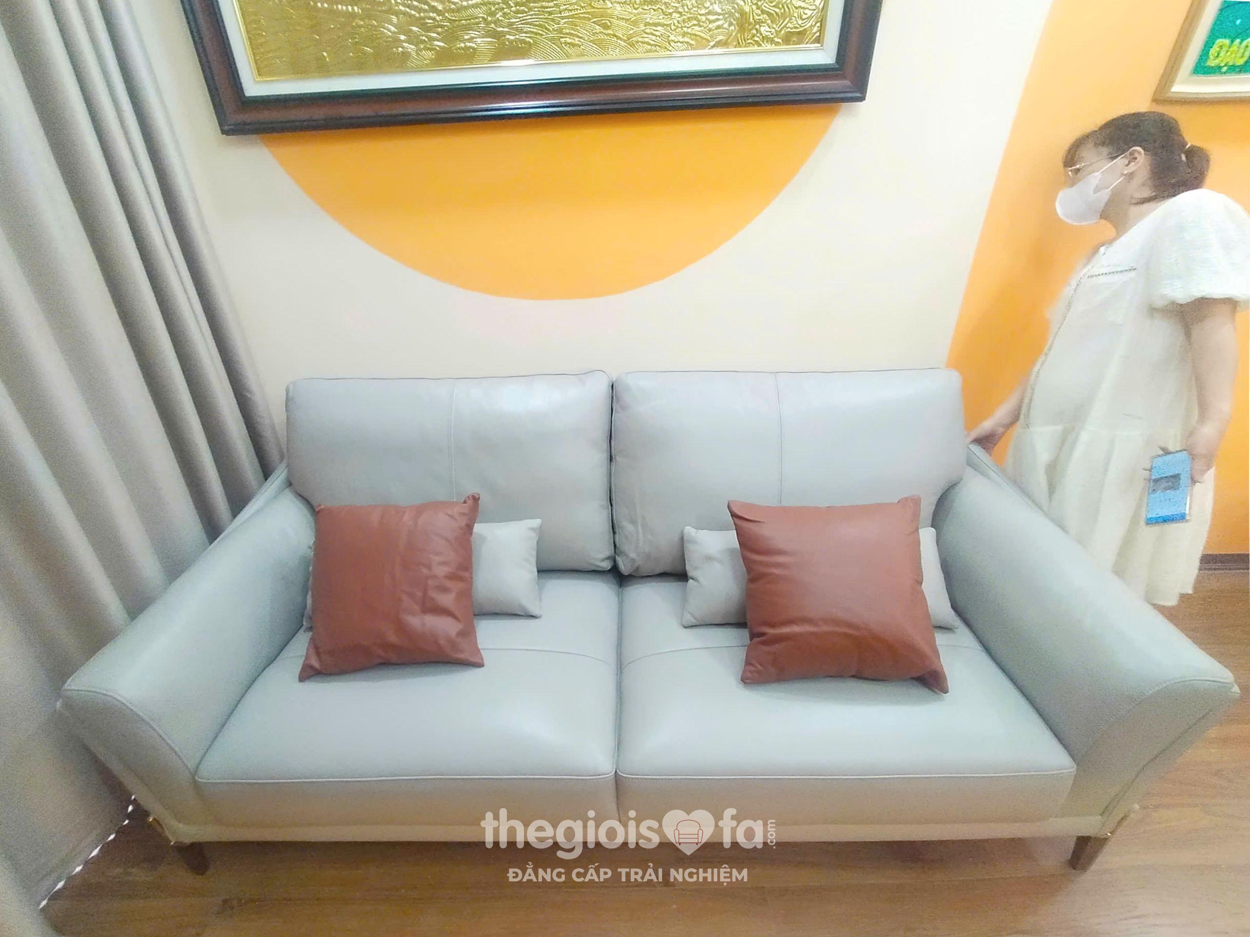 Bàn giao bộ sofa 8159 da bò thật tiếp xúc cho khách hàng