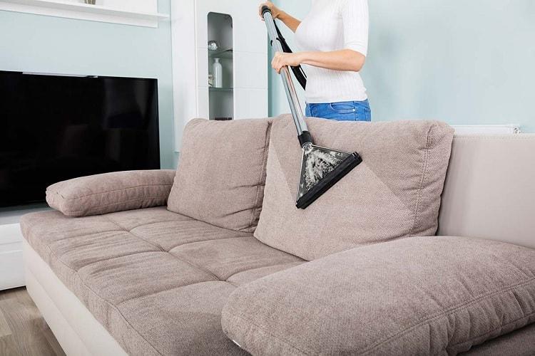 Mách bạn cách giặt sofa vải tại nhà siêu nhanh