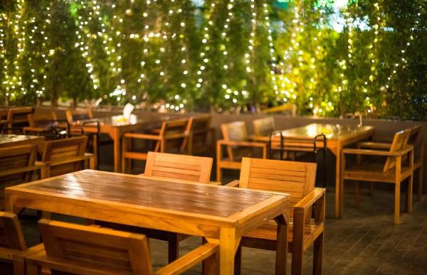 Tổng hợp những mẫu đèn trang trí quán cafe ngoài trời đẹp 2022