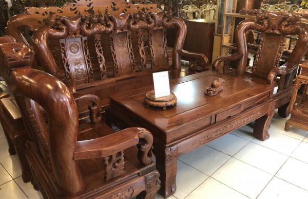 Sa lông gỗ là gì? Nên chọn ghế sa lông gỗ hay sofa cho phòng khách