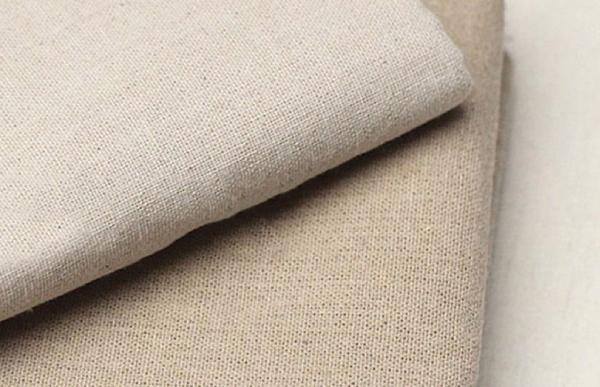 Vải đũi khi sờ có bề mặt thô ráp, trọng lượng khá nhẹ