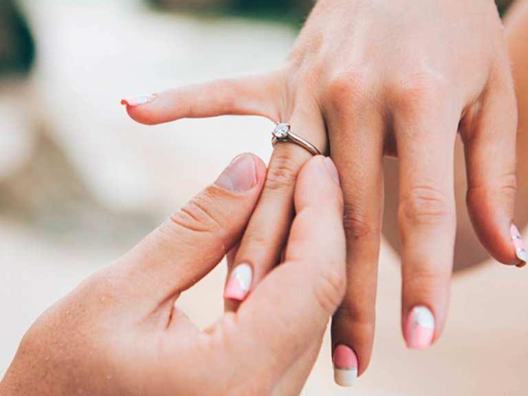Giải đáp nữ đeo nhẫn cưới tay nào, ngón nào?