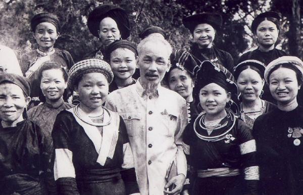 Phụ nữ Việt Nam xứng đáng tám chữ vàng “Anh hùng – Bất khuất – Trung hậu – Đảm đang”