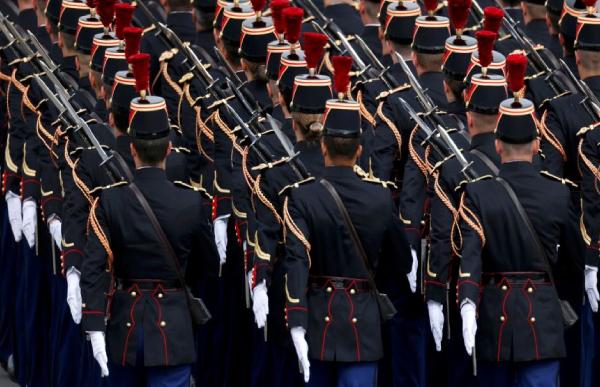 Bắt đầu buổi lễ kỷ niệm Fête Nationale bằng một cuộc duyệt binh