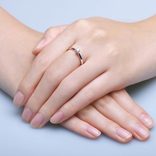 Đeo nhẫn ngón giữa 