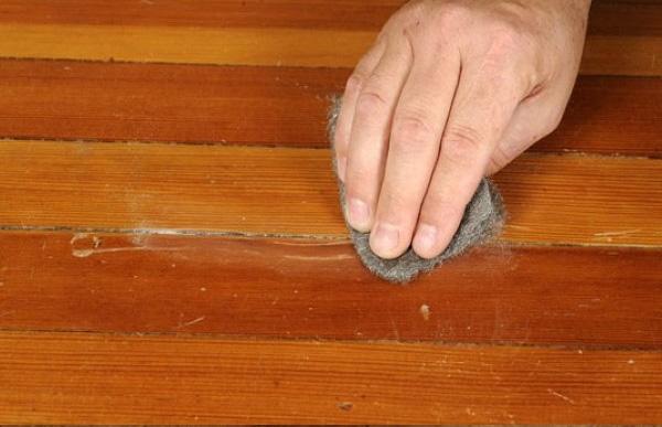 Sàn gỗ cứng rất dễ bị trầy xước