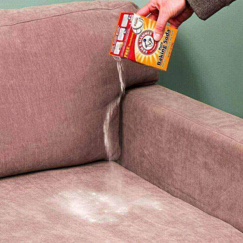 Làm sạch ghế sofa vải với baking soda