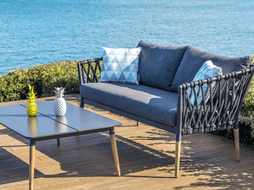  Sofa ngoài trời là loại đồ nội thất được thiết kế đặc biệt để sử dụng ngoài trời