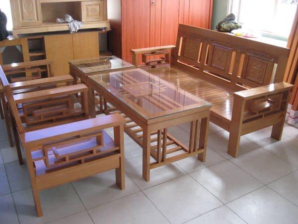 Nên lựa chọn sofa hay bàn ghế gỗ cho phòng khách gia đình?