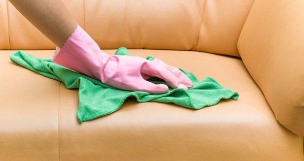 Dùng khăn mềm vệ sinh bề mặt ghế sofa