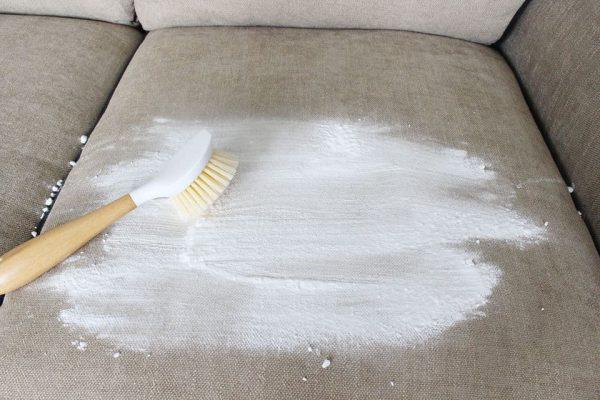 vệ sinh sofa bằng baking soda