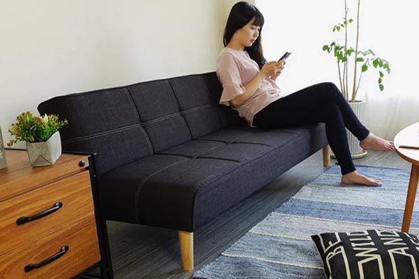 Sofa giường màu đen thanh lịch và sạch sẽ