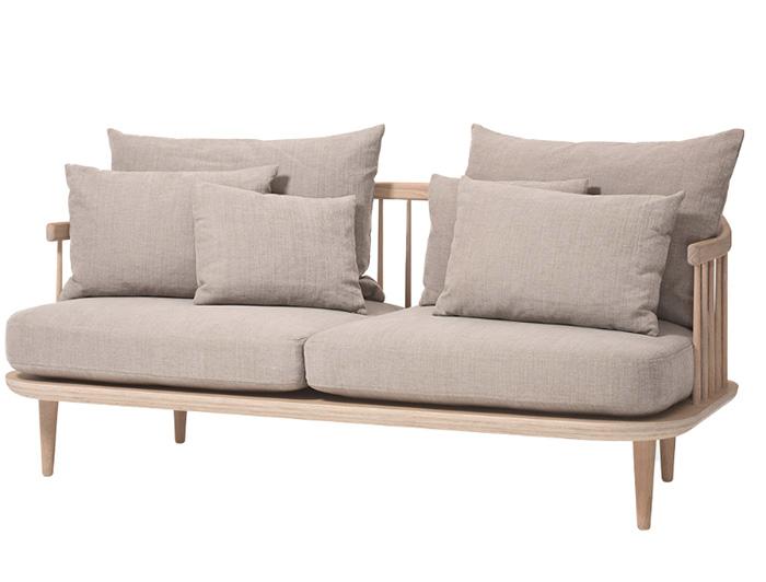 Mẫu sofa khung gỗ thanh mảnh cùng đệm nỉ màu ghi nhạt