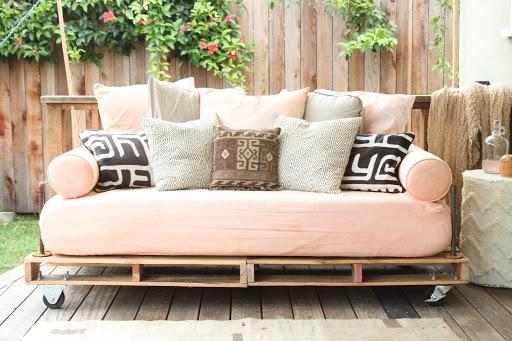 Sofa pallet màu hồng 