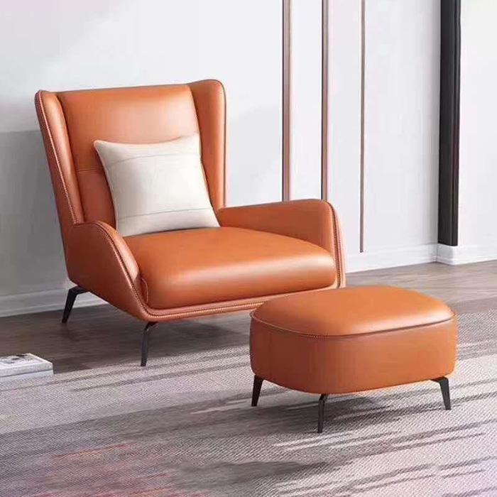Sofa đơn chất liệu da cùng ghế đôn giúp gia chủ ngồi thư giãn