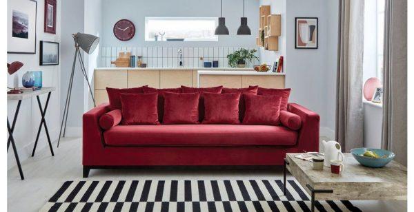 Sofa màu đỏ mận thể hiện được sự sang trọng, phong cách hoàng gia