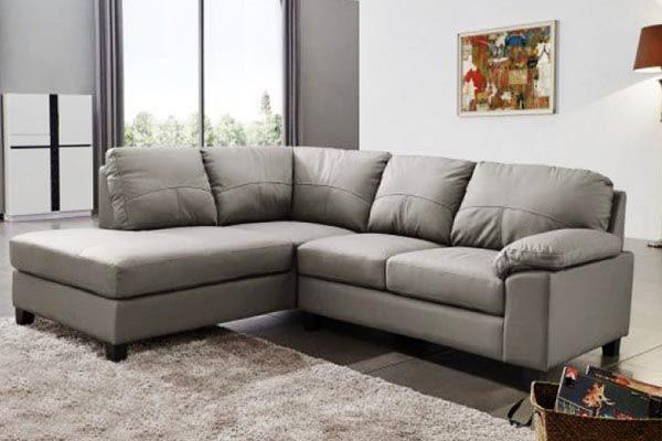 Bố trí sofa ở nơi thoáng mát tránh nơi ẩm thấp