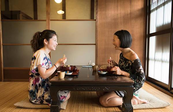 Bàn trà kiểu Nhật vừa có thể làm bàn ăn, làm làm việc hay bàn tiếp khách