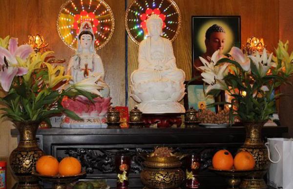 Bàn thờ Phật là nơi trang nghiêm và linh thiêng nhất trong ngôi nhà nên cần lựa chọn những loại đèn thích hợp.
