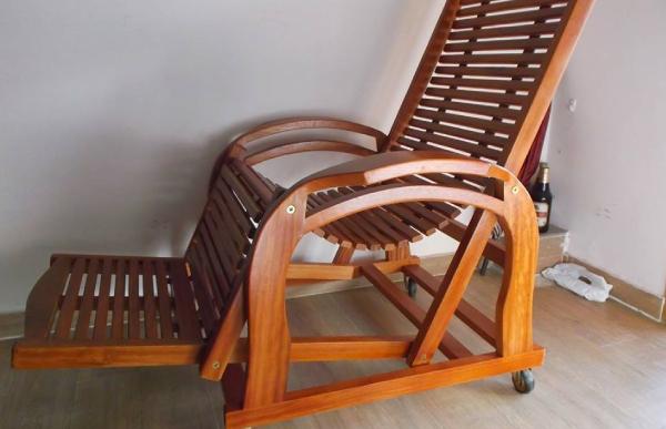 Ghế gỗ thư giãn có ngả lưng mang tới tác dụng tốt cho xương khớp, dễ thay đổi được tư thế làm người dùng tránh mỏi và thư giãn tốt hơn.