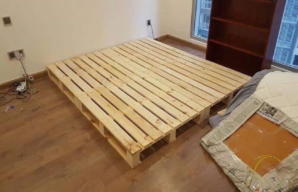 Giường ngủ pallet là các thanh gỗ được xếp lại với nhau thành 1 chiếc giường hoàn chỉnh
