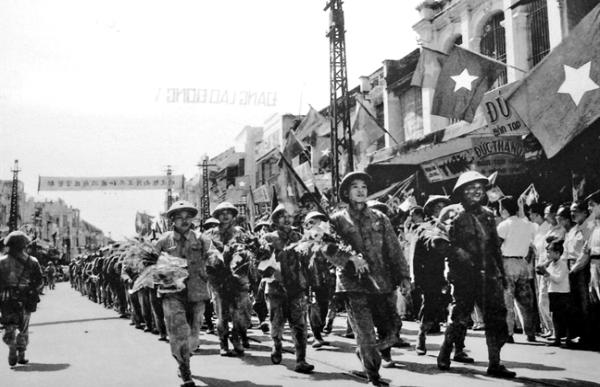 Cờ đỏ sao vàng cùng đoàn quân giải phóng trong ngày tiếp quản thủ đô 