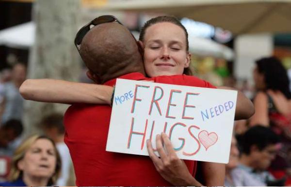Ngày hội ôm quốc tế – Tại sao chúng ta cho và nhận những cái ôm?