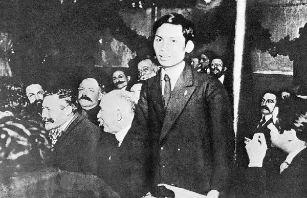 Nguyễn Ái Quốc (tên của Chủ tịch Hồ Chí Minh trong thời gian hoạt động cách mạng ở Pháp) tham dự Đại hội lần thứ 18 Đảng Xã hội Pháp ở thành phố Tours với tư cách đại biểu Đông Dương.